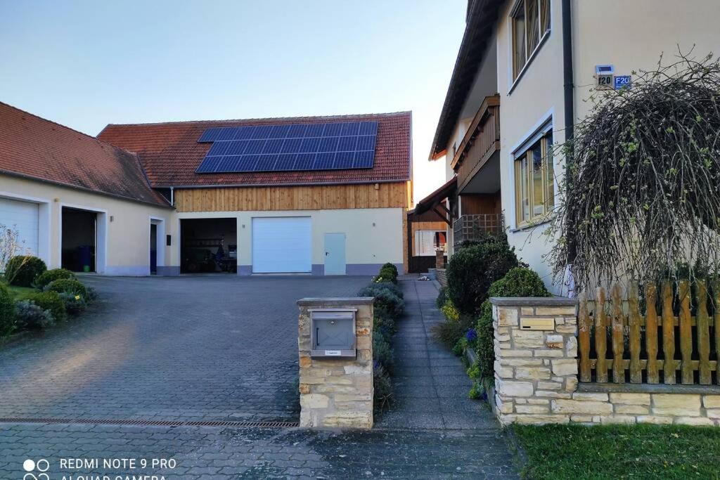 Schoene Helle Ferienwohnung In Waldnaehe Berching Esterno foto
