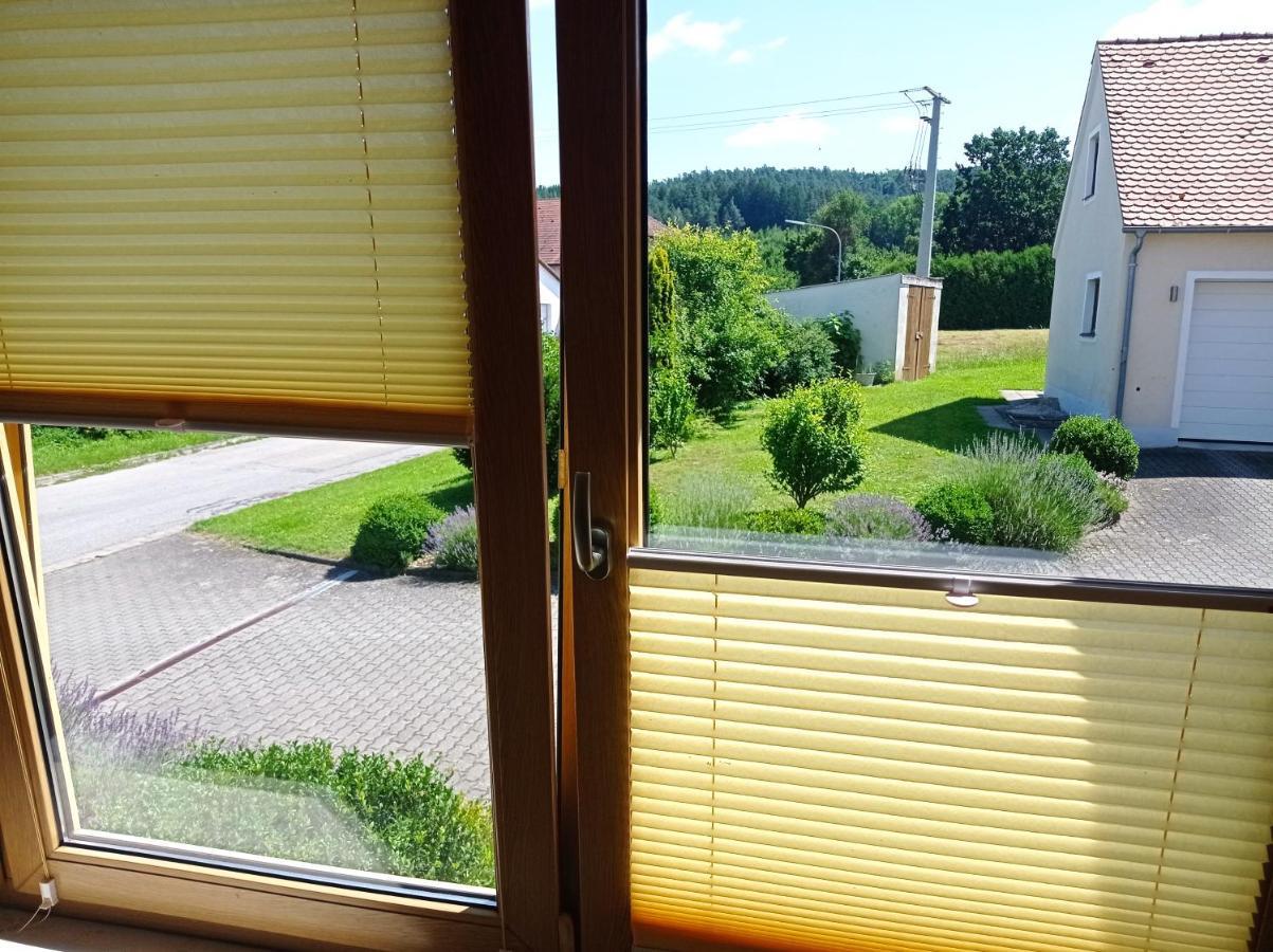 Schoene Helle Ferienwohnung In Waldnaehe Berching Esterno foto